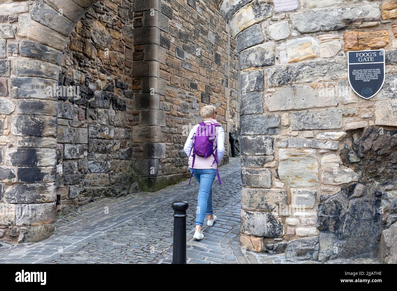 Edinburgh Castle Scotland, une dame blonde libérée par le mannequin passe devant la porte de Foog au château qui était l'entrée principale originale, juillet 2022, Écosse, Royaume-Uni Banque D'Images