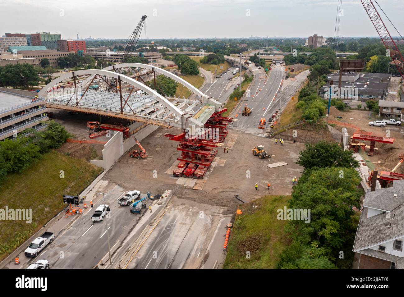 Detroit, Michigan, États-Unis. 24th juillet 2022. Le nouveau pont de la deuxième Avenue est en place sur l'Interstate 94. Le pont de 5 000 000 livres de réseau à arche attachée a été construit dans un parking de l'Université d'État de Wayne et est roulé sur ses supports de chaque côté de l'autoroute à l'aide d'un système de transport modulaire automoteur Mammoet. Crédit : Jim West/Alay Live News Banque D'Images