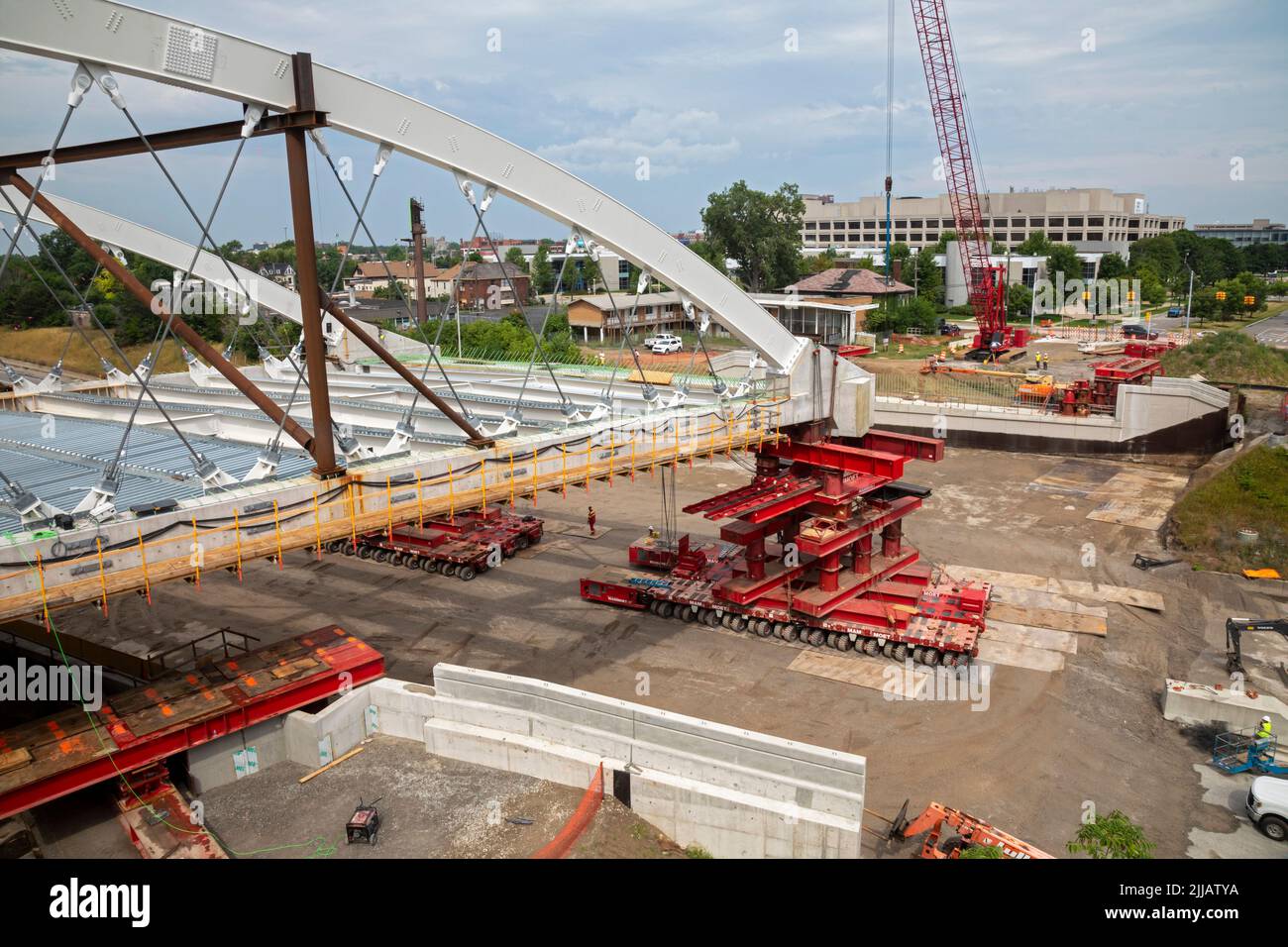 Detroit, Michigan, États-Unis. 24th juillet 2022. Le nouveau pont de la deuxième Avenue est en place sur l'Interstate 94. Le pont de 5 000 000 livres de réseau à arche attachée a été construit dans un parking de l'Université d'État de Wayne et est roulé sur ses supports de chaque côté de l'autoroute à l'aide d'un système de transport modulaire automoteur Mammoet. Crédit : Jim West/Alay Live News Banque D'Images