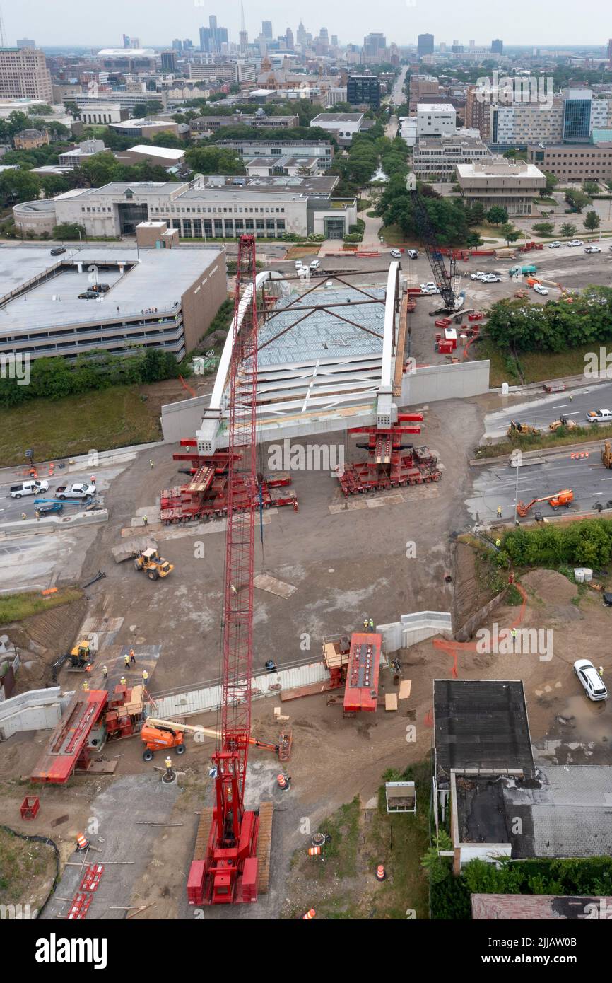 Detroit, Michigan, États-Unis. 24th juillet 2022. Le nouveau pont de la deuxième Avenue est en place sur l'Interstate 94. Le pont de 5 000 000 livres de réseau à arche attachée a été construit dans un parking de l'Université d'État de Wayne et est roulé sur ses supports de chaque côté de l'autoroute à l'aide d'un système de transport modulaire automoteur Mammoet. Crédit : Jim West/Alay Live News Banque D'Images