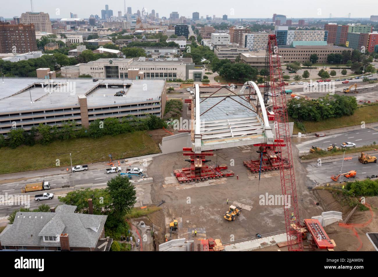 Detroit, Michigan, États-Unis. 24th juillet 2022. Le nouveau pont de la deuxième Avenue est en place sur l'Interstate 94. Le pont de 5 000 000 livres de réseau à arche attachée a été construit dans un parking de l'Université d'État de Wayne et est roulé sur ses supports de chaque côté de l'autoroute à l'aide d'un système de transport modulaire automoteur Mammoet. Crédit : Jim West/Alay Live News Banque D'Images