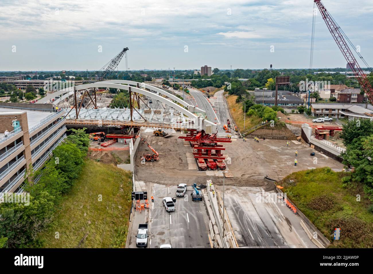 Detroit, Michigan, États-Unis. 24th juillet 2022. Le nouveau pont de la deuxième Avenue est en place sur l'Interstate 94. Le pont de 5 000 000 livres de réseau à arche attachée a été construit dans un parking de l'Université d'État de Wayne et est roulé sur ses supports de chaque côté de l'autoroute à l'aide d'un système de transport modulaire automoteur Mammoet. Crédit : Jim West/Alay Live News Banque D'Images