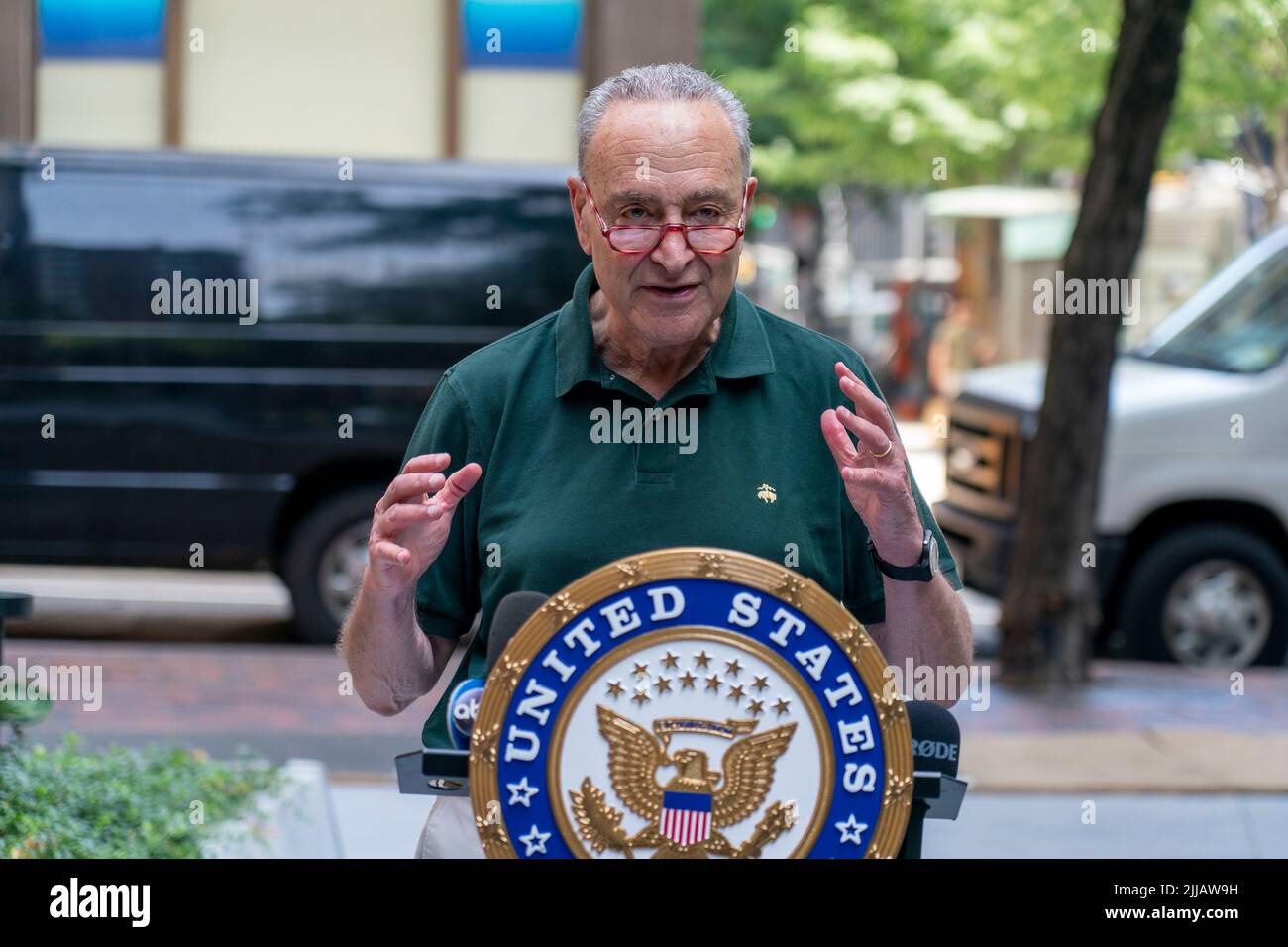 Le leader de la majorité au Sénat, Chuck Schumer (D-NY), demande une augmentation de $1 milliards, à l'échelle nationale, du financement du PIJE par le biais du prochain budget de la ville de New York. Les programmes de refroidissement, ainsi que les fonds spéciaux « LIHEAP », aident les personnes âgées vivant seules, les personnes âgées à revenu fixe, les personnes ayant des frais médicaux et plus à payer les factures de services publics et à acheter des appareils comme les unités De Climatisation. Le programme New-yorkais financé par les sources d'alimentation, appelé « allocation d'assistance au refroidissement », a été contraint d'arrêter de prendre des applications car la demande a augmenté de 200 % par rapport à l'année dernière en raison du changement climatique et de l'augmentation des températures. Banque D'Images