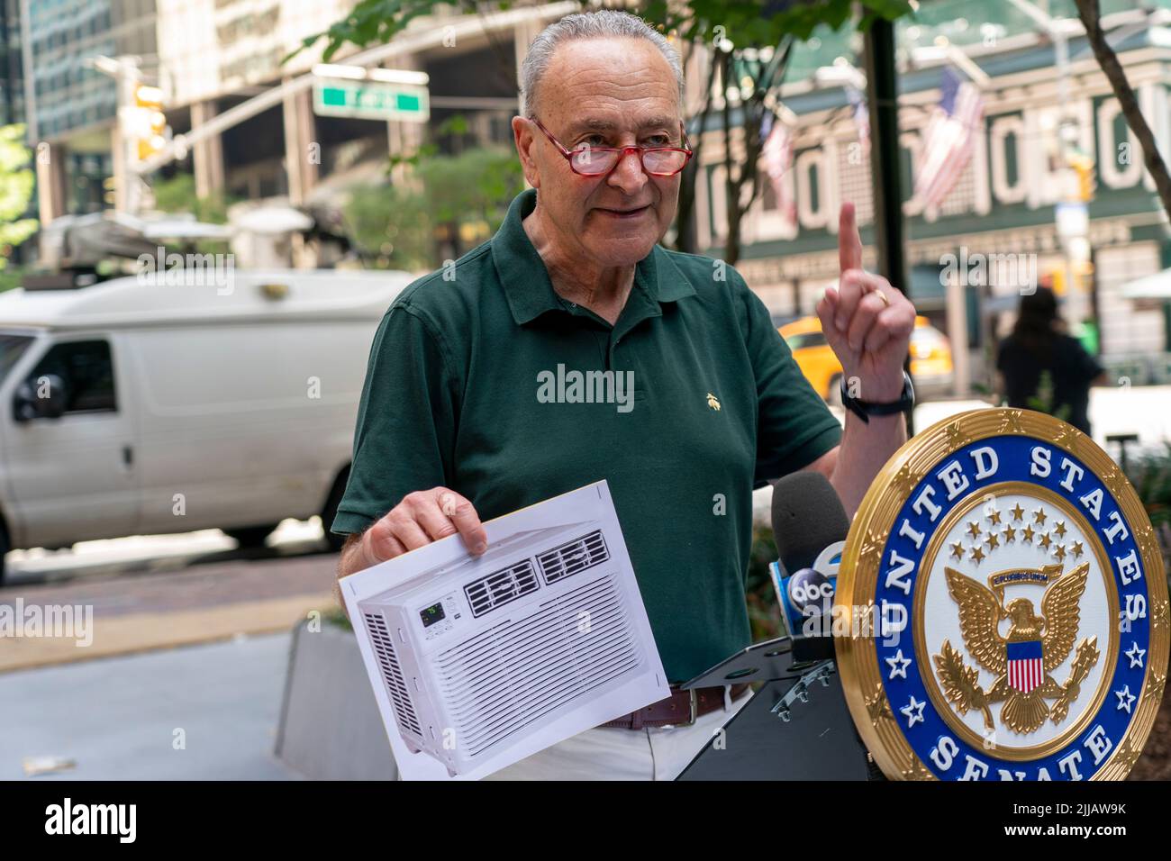Le leader de la majorité au Sénat, Chuck Schumer (D-NY), demande une augmentation de $1 milliards, à l'échelle nationale, du financement du PIJE par le biais du prochain budget de la ville de New York. Les programmes de refroidissement, ainsi que les fonds spéciaux « LIHEAP », aident les personnes âgées vivant seules, les personnes âgées à revenu fixe, les personnes ayant des frais médicaux et plus à payer les factures de services publics et à acheter des appareils comme les unités De Climatisation. Le programme New-yorkais financé par les sources d'alimentation, appelé « allocation d'assistance au refroidissement », a été contraint d'arrêter de prendre des applications car la demande a augmenté de 200 % par rapport à l'année dernière en raison du changement climatique et de l'augmentation des températures. Banque D'Images
