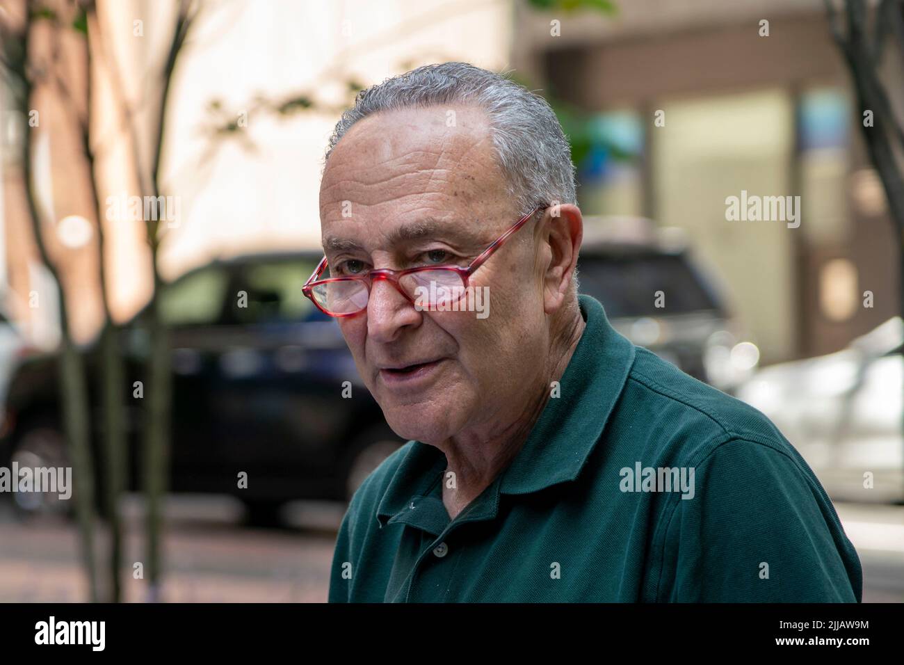 Le leader de la majorité au Sénat, Chuck Schumer (D-NY), demande une augmentation de $1 milliards, à l'échelle nationale, du financement du PIJE par le biais du prochain budget de la ville de New York. Les programmes de refroidissement, ainsi que les fonds spéciaux « LIHEAP », aident les personnes âgées vivant seules, les personnes âgées à revenu fixe, les personnes ayant des frais médicaux et plus à payer les factures de services publics et à acheter des appareils comme les unités De Climatisation. Le programme New-yorkais financé par les sources d'alimentation, appelé « allocation d'assistance au refroidissement », a été contraint d'arrêter de prendre des applications car la demande a augmenté de 200 % par rapport à l'année dernière en raison du changement climatique et de l'augmentation des températures. Banque D'Images