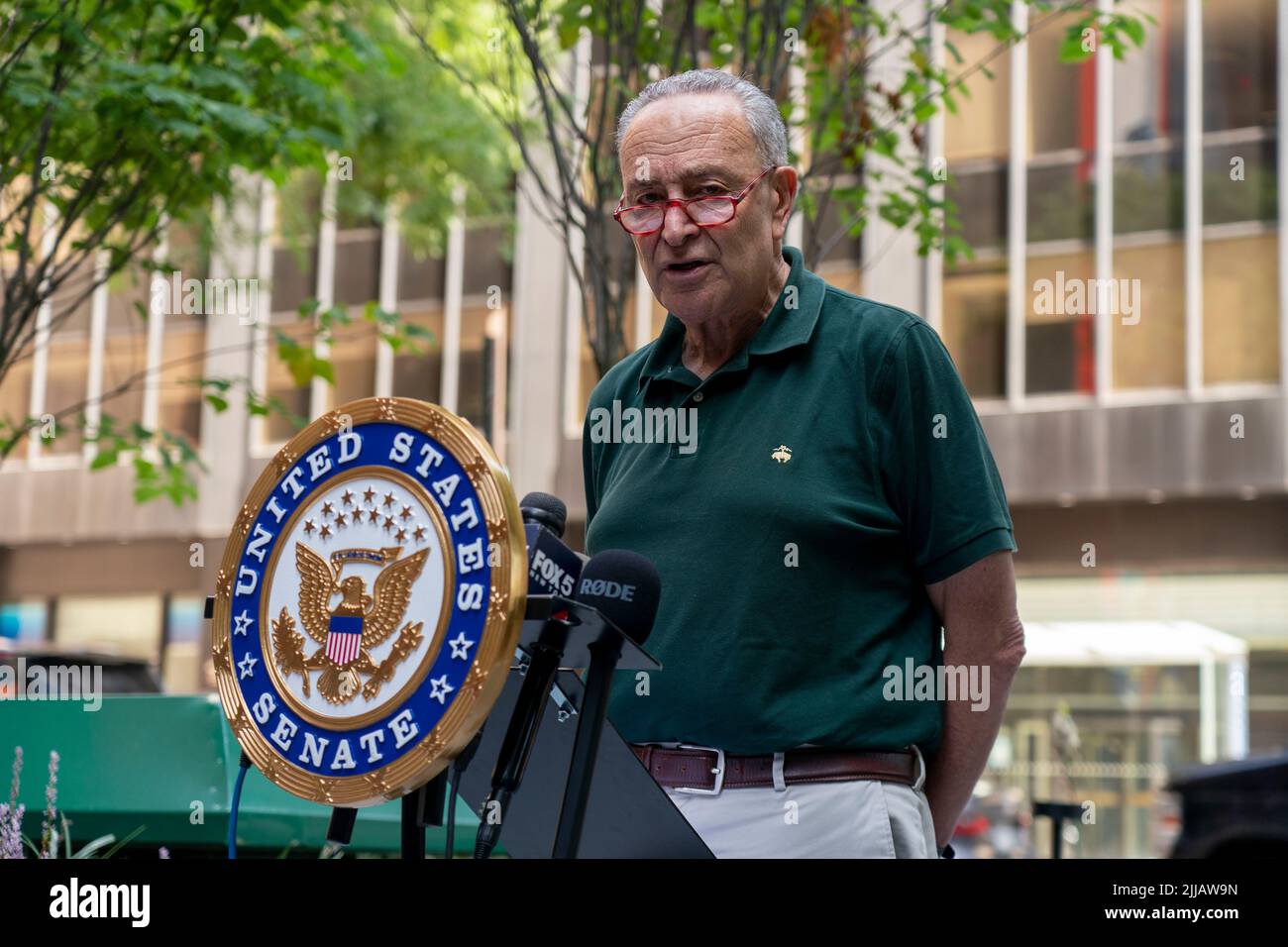 Le leader de la majorité au Sénat, Chuck Schumer (D-NY), demande une augmentation de $1 milliards, à l'échelle nationale, du financement du PIJE par le biais du prochain budget de la ville de New York. Les programmes de refroidissement, ainsi que les fonds spéciaux « LIHEAP », aident les personnes âgées vivant seules, les personnes âgées à revenu fixe, les personnes ayant des frais médicaux et plus à payer les factures de services publics et à acheter des appareils comme les unités De Climatisation. Le programme New-yorkais financé par les sources d'alimentation, appelé « allocation d'assistance au refroidissement », a été contraint d'arrêter de prendre des applications car la demande a augmenté de 200 % par rapport à l'année dernière en raison du changement climatique et de l'augmentation des températures. Banque D'Images