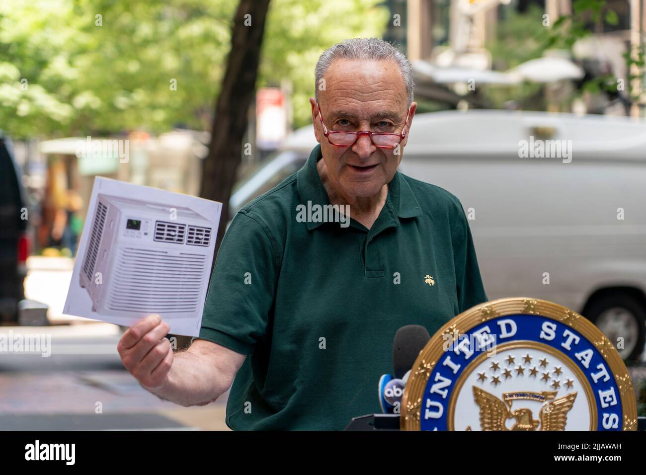 Le leader de la majorité au Sénat, Chuck Schumer (D-NY), demande une augmentation de $1 milliards, à l'échelle nationale, du financement du PIJE par le biais du prochain budget de la ville de New York. Les programmes de refroidissement, ainsi que les fonds spéciaux « LIHEAP », aident les personnes âgées vivant seules, les personnes âgées à revenu fixe, les personnes ayant des frais médicaux et plus à payer les factures de services publics et à acheter des appareils comme les unités De Climatisation. Le programme New-yorkais financé par les sources d'alimentation, appelé « allocation d'assistance au refroidissement », a été contraint d'arrêter de prendre des applications car la demande a augmenté de 200 % par rapport à l'année dernière en raison du changement climatique et de l'augmentation des températures. Banque D'Images