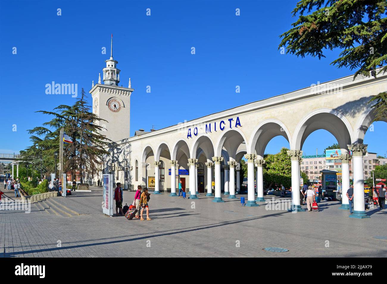 Gare de Simferopol (alias Simferopol-Passazirsky) à Simferopol, Ukraine. Passagers sur plateforme par temps ensoleillé. Banque D'Images