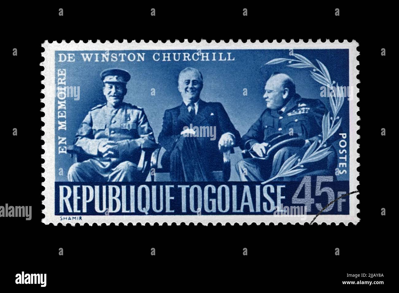 Staline, Roosevelt et Churchill. La conférence de Yalta pendant la Seconde Guerre mondiale a annulé le timbre postal d'époque imprimé au Togo, vers 1965. Banque D'Images