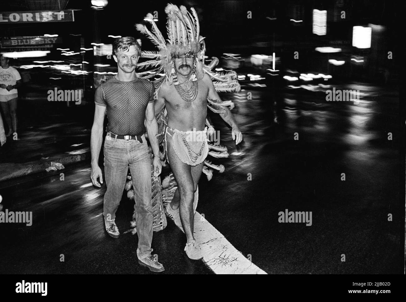 Les fêtards homosexuels de sexe masculin rentrent chez eux à Oxfobird Street, Sydney, aux premières heures du jour de l'an 1987. Banque D'Images