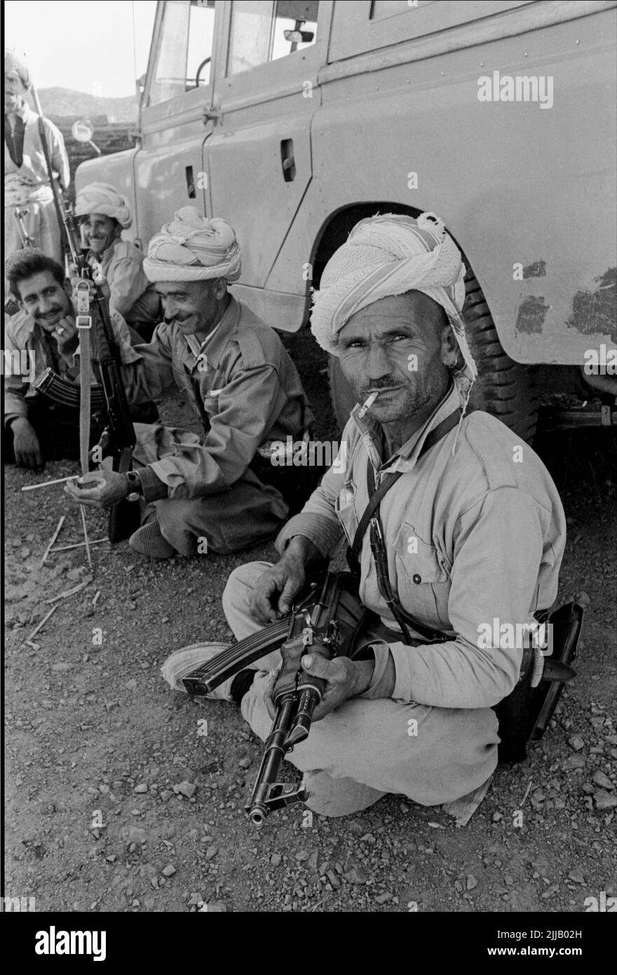 Les guérilleros peshmerga kurdes dans les montagnes du nord de l'Irak, menés par le combattant de l'indépendance Mustafa Barzani, lors d'une brève trêve avec le gouvernement irakien. 1969. Le journaliste Logan Gourlay et moi-même avons pris l’avion en hélicoptère militaire russe de l’armée de l’air irakienne. Le gouvernement voulait montrer qu'ils n'étaient pas en guerre avec les Kurdes. JE Banque D'Images