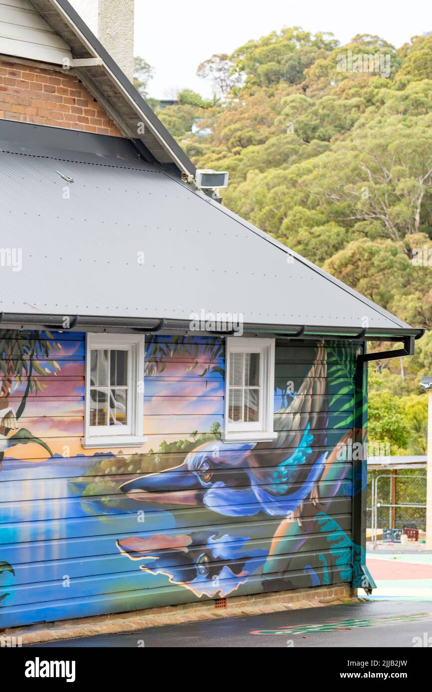 Avec des œuvres d'art de Hugues Sineux, artiste murale, ornant l'extérieur, l'école publique de Como ajoute de la couleur et de la vivacance à un bâtiment ordinaire Banque D'Images