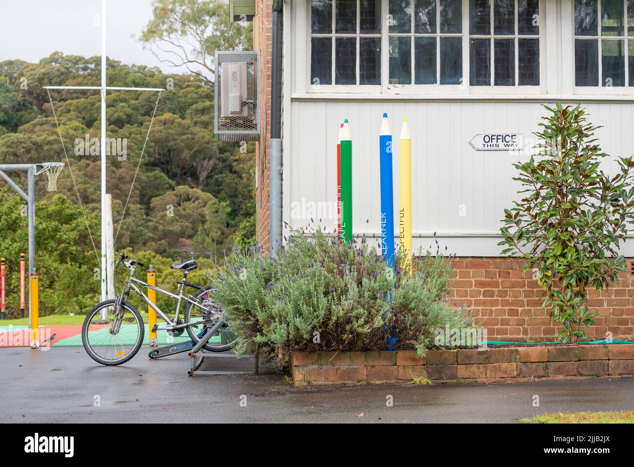 D'énormes crayons de couleur dans la cour de l'école publique de Como ajoutent de la couleur et de la vivacance à un bâtiment ordinaire Banque D'Images