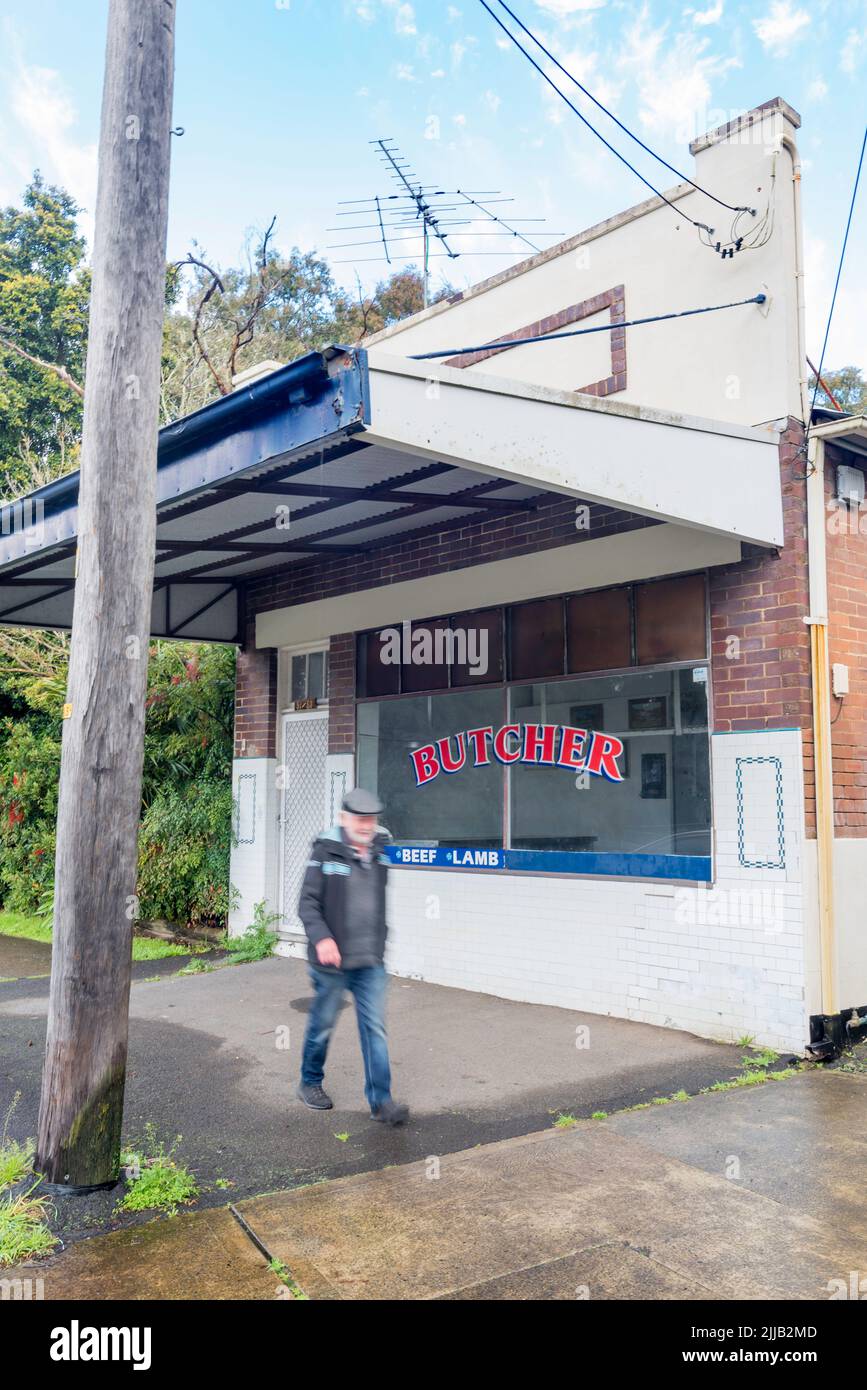 Un homme passe devant un vieux boucherie fermé dans la banlieue de Como, Sydney. Les boucheries autonomes ou les magasins sont de moins en moins courants à Sydney Banque D'Images