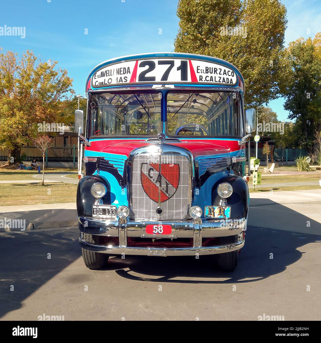 Vieille Mercedes Benz bleue 911 bus 1974 pour le transport public de passagers à Buenos Aires. Ornements traditionnels en filleteado. Expo Fierro 2022 salon de voiture classique Banque D'Images