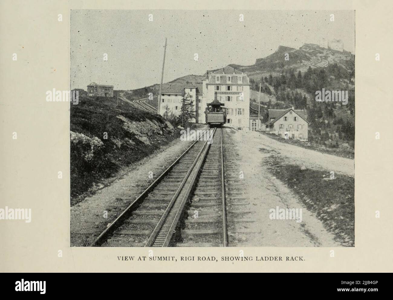 VUE À SUMMIT, RIGI ROAD, MONTRANT LE RACK D'ÉCHELLE de l'article "SYSTÈMES FERROVIAIRES INCLINÉS DU MONDE" par Theodore C. Ives du magazine Engineering CONSACRÉ AU PROGRÈS INDUSTRIEL Volume VII avril à septembre, 1894 NEW YORK The Engineering Magazine Co Banque D'Images