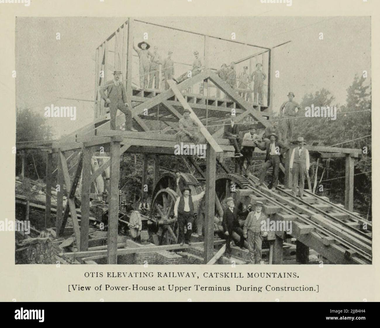 CHEMIN DE FER ÉLÉVATRICE OTIS, MONTAGNES CATSKILL. [Vue de Power- House à Upper Terminus pendant la construction.] de l'article ' SYSTÈMES FERROVIAIRES INCLINÉS DU MONDE ' par Theodore C. Ives du magazine Engineering CONSACRÉ AU PROGRÈS INDUSTRIEL Volume VII avril à septembre, 1894 NEW YORK The Engineering Magazine Co Banque D'Images