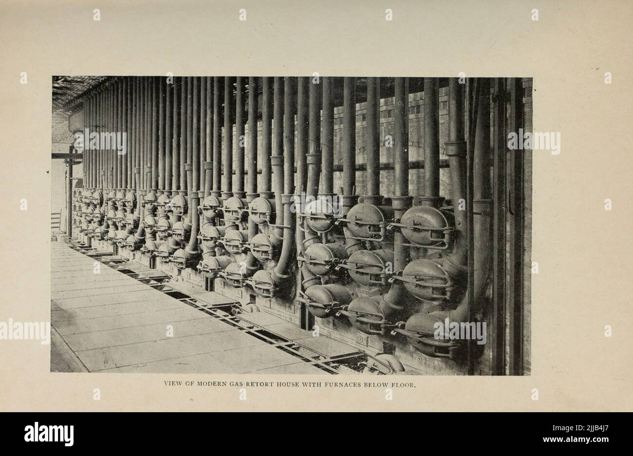 Vue de Modern Gas-retort House avec des fours au-dessous du plancher de l'article ' CHARBON-GAZ ET EAU-GAZ COMPARÉ ' par C. J. R. Humphreys. De l'Engineering Magazine CONSACRÉ AU PROGRÈS INDUSTRIEL Volume VII avril à septembre, 1894 NEW YORK The Engineering Magazine Co Banque D'Images
