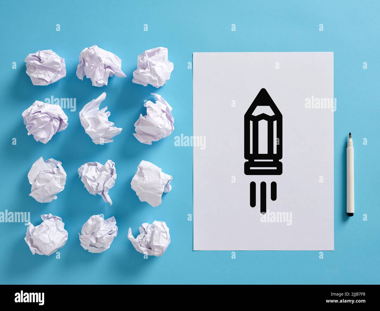 Icône de crayon volant sur une feuille de papier avec des boules de papier froissés et un stylo. Concept d'écriture créative. Banque D'Images