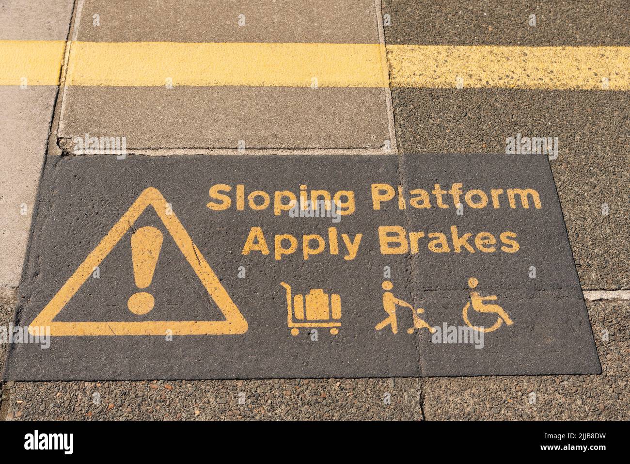 St Erth, Cornouailles, Angleterre, Royaume-Uni. 2022. Panneau d'avertissement d'une surface de plate-forme inclinée pour les passagers en fauteuil roulant, chariots et poussettes à St Erth Banque D'Images