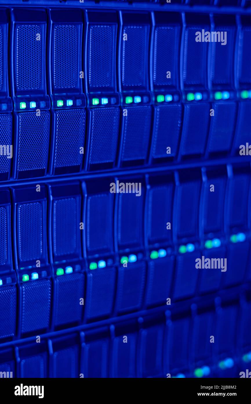 Gros plan de l'équipement informatique avec voyants et boutons pour le stockage des données au centre Banque D'Images