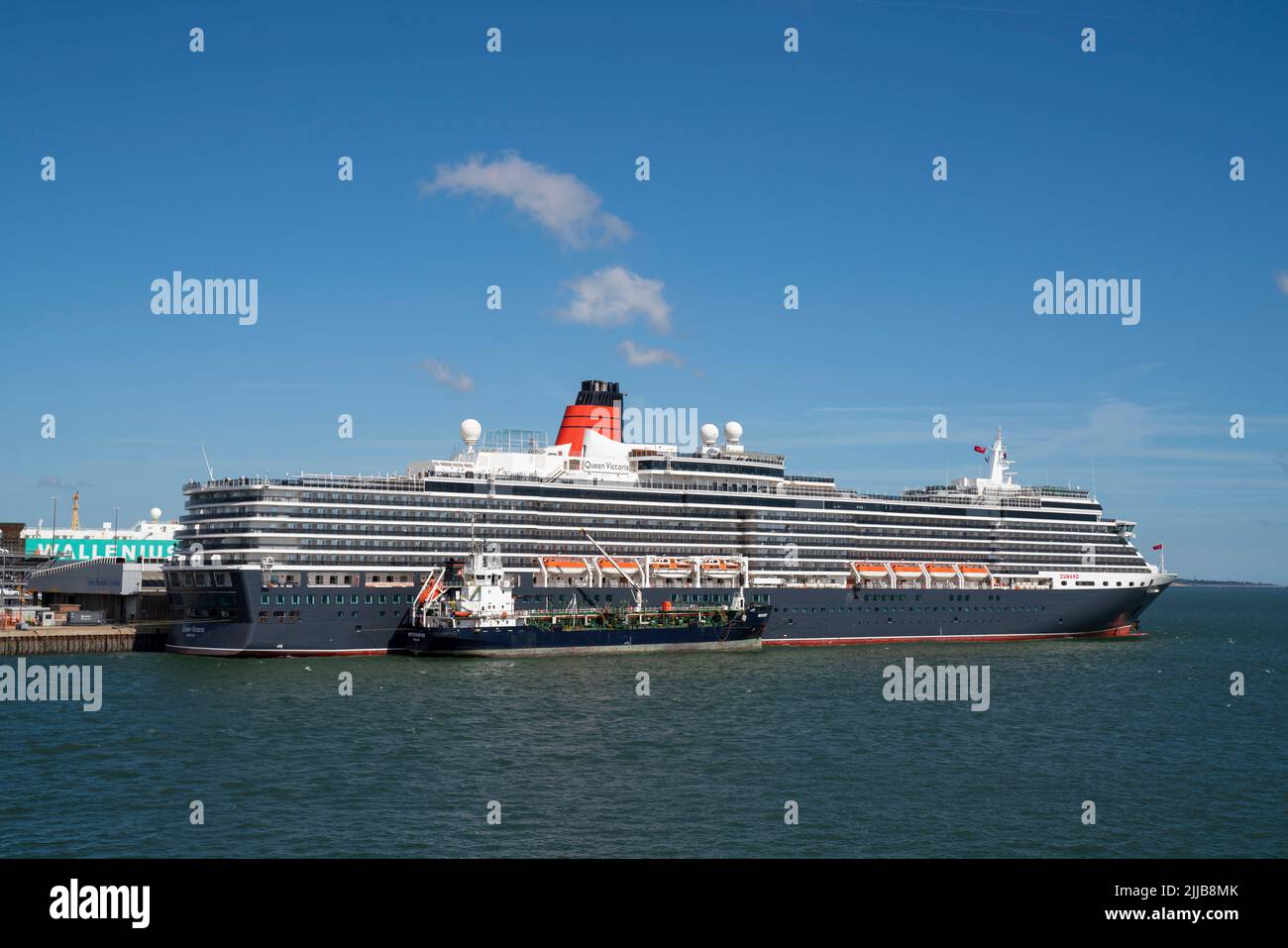 Le MS Queen Victoria, un bateau de croisière de classe Vista exploité par Cunard, est amarré au port de Southampton Docks. Banque D'Images