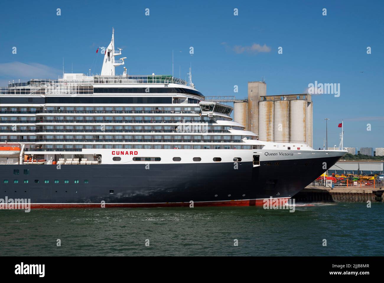 Le MS Queen Victoria, un bateau de croisière de classe Vista exploité par Cunard, est amarré au port de Southampton Docks. Banque D'Images