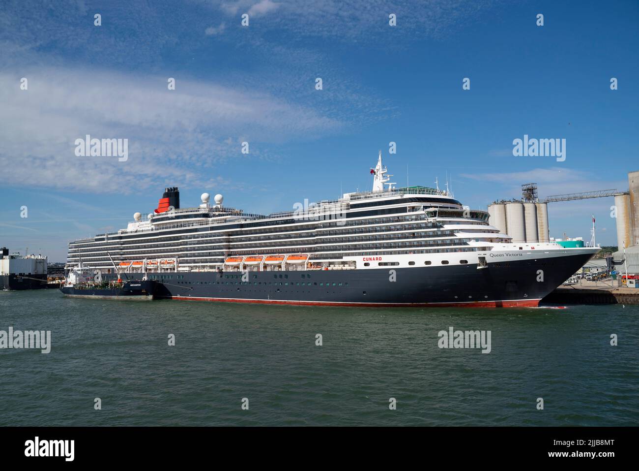 Le MS Queen Victoria, un bateau de croisière de classe Vista exploité par Cunard, est amarré au port de Southampton Docks. Banque D'Images