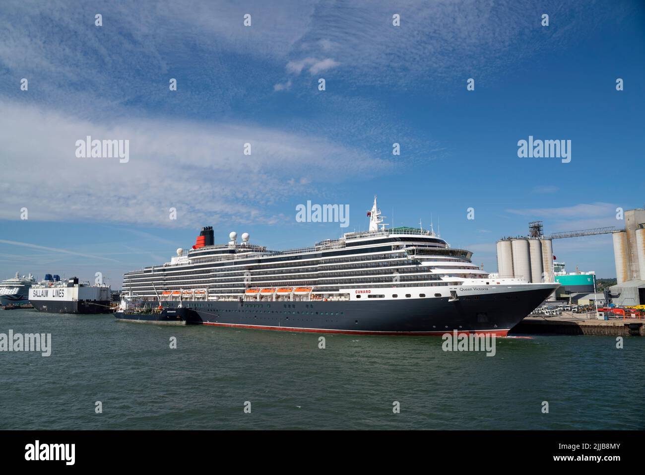 Le MS Queen Victoria, un bateau de croisière de classe Vista exploité par Cunard, est amarré au port de Southampton Docks. Banque D'Images