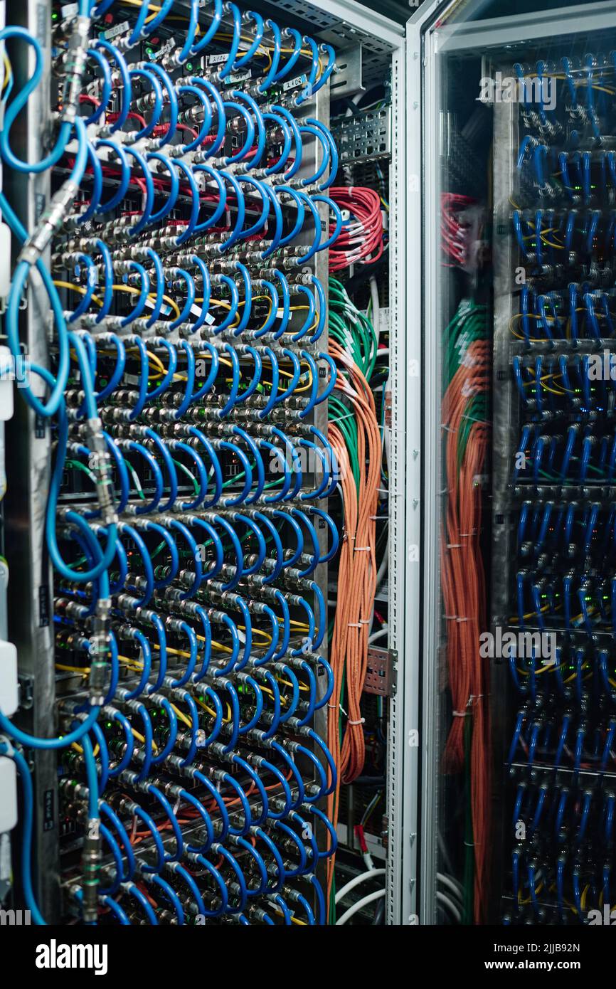 Vue rapprochée de l'équipement Internet et des câbles dans le rack de la salle des serveurs Banque D'Images