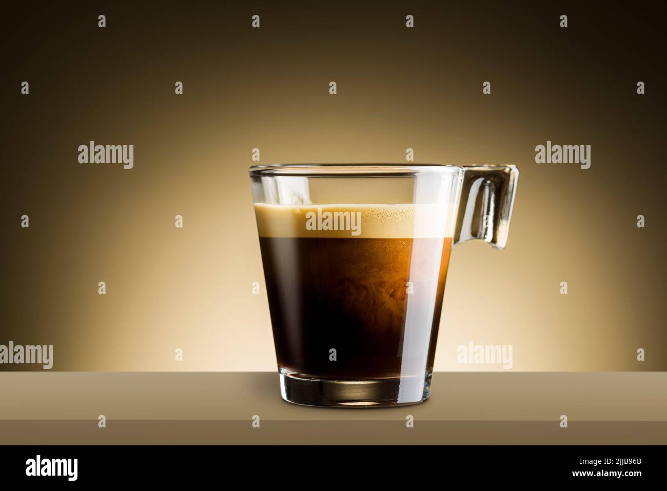Café noir dans une tasse en verre sur fond marron Banque D'Images