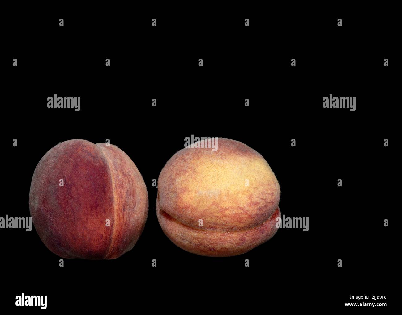 Image de deux pêches sucrées sur fond noir Banque D'Images