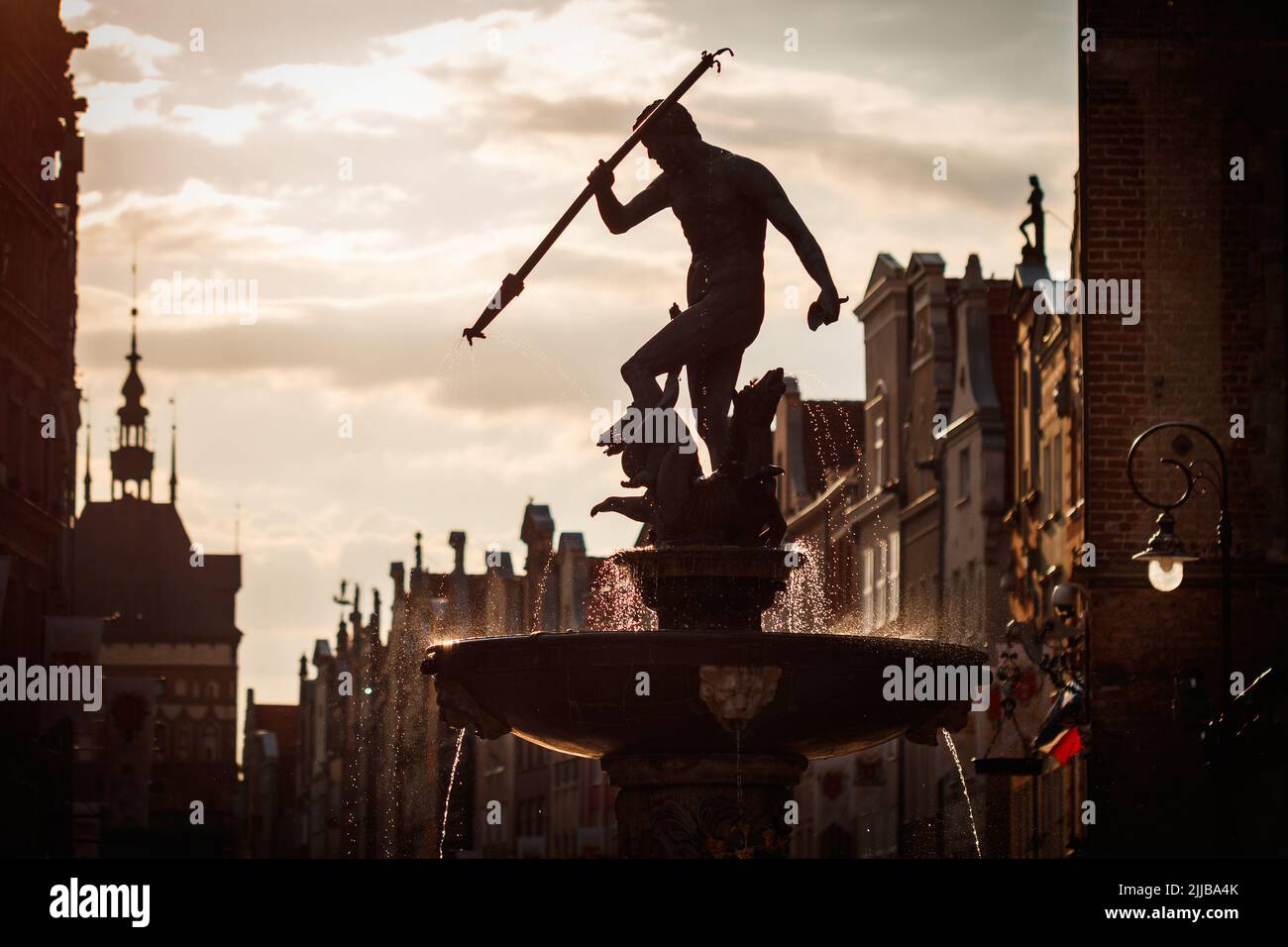 Silhouette de la statue fontaine Neptune à Gdansk, Pologne. Lieu célèbre et attraction touristique dans la destination de voyage Banque D'Images