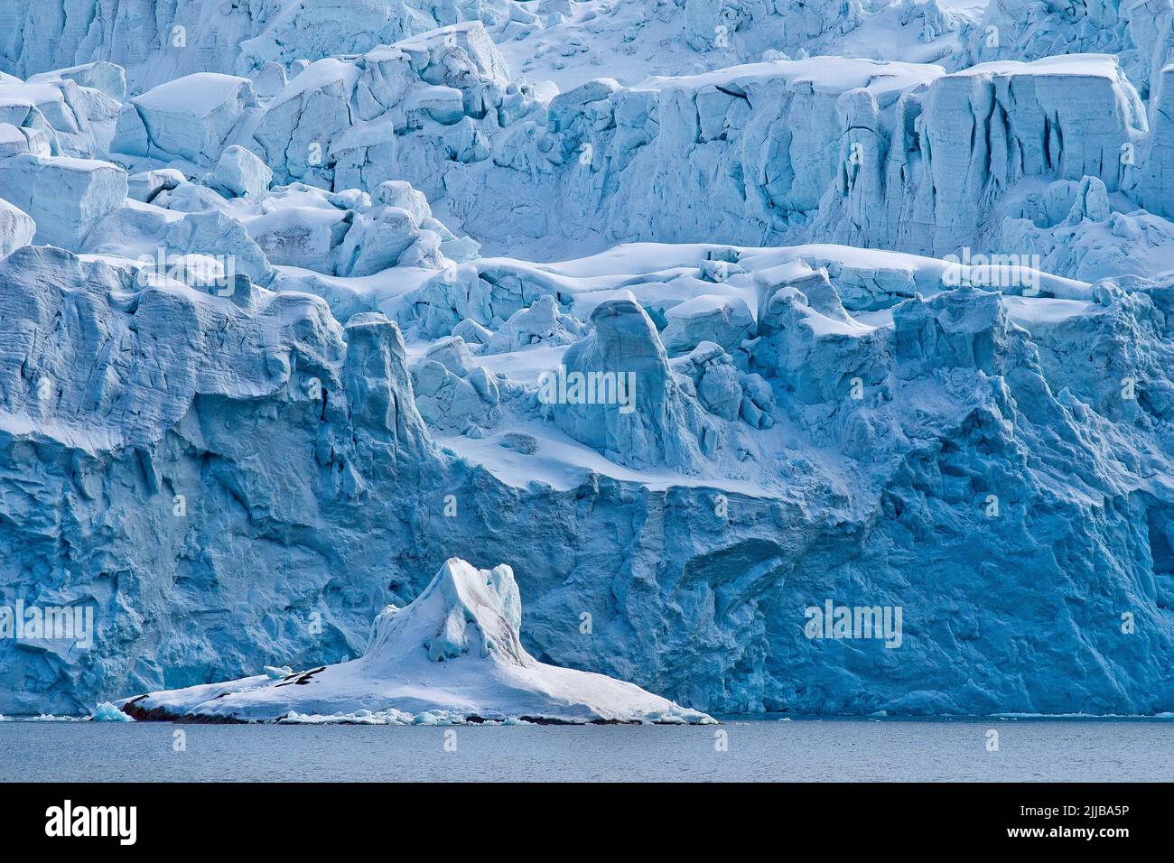 Glacier Deep Blue, pays Albert I, Arctique, Spitzbergen, Svalbard, Norvège, Europe Banque D'Images