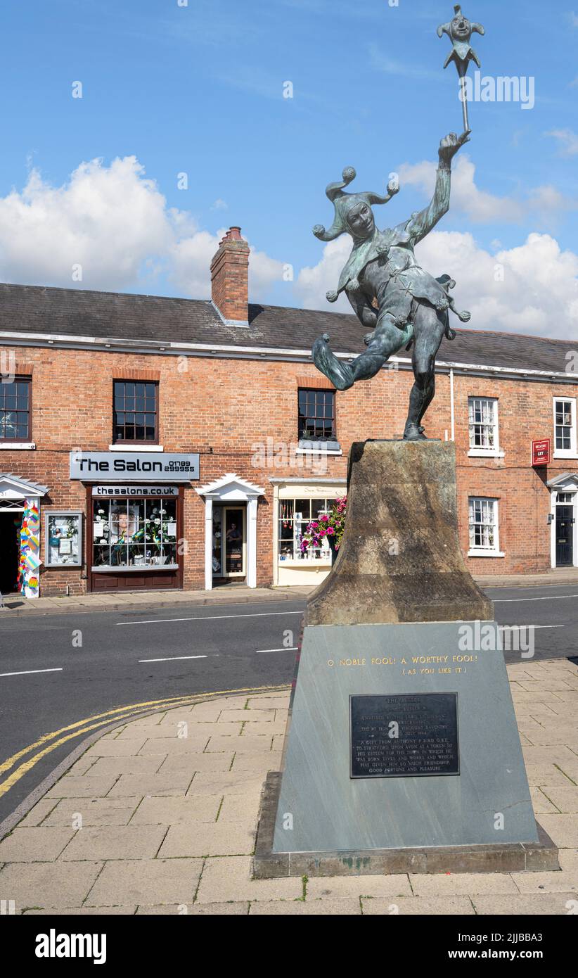 Statue de caractère shakespearien fou de fou de pierre de touche comme vous l'aimez par James Butler Stratford upon Avon Angleterre Royaume-Uni Banque D'Images