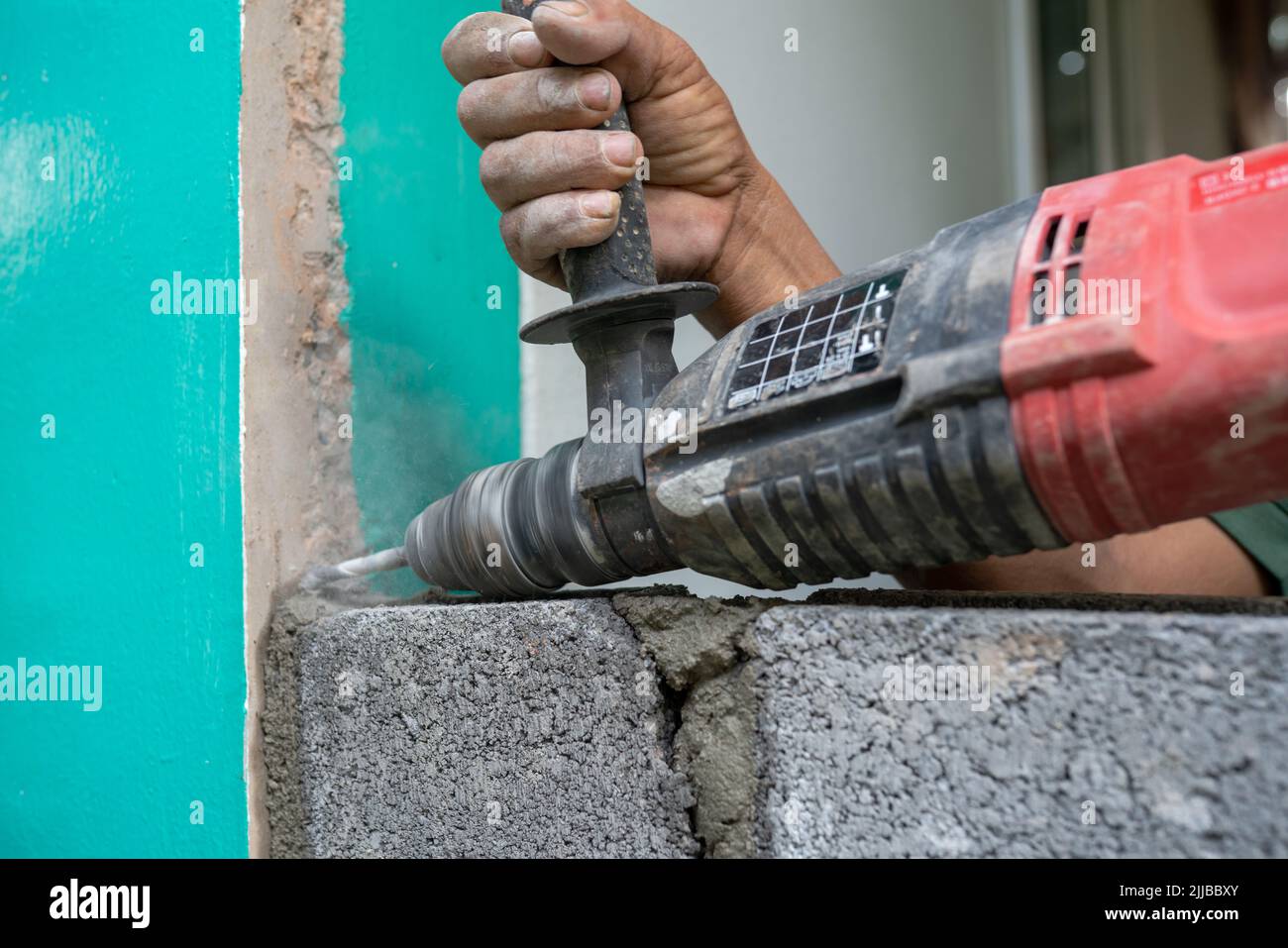 Percer des trous dans le métal Banque de photographies et d’images à ...