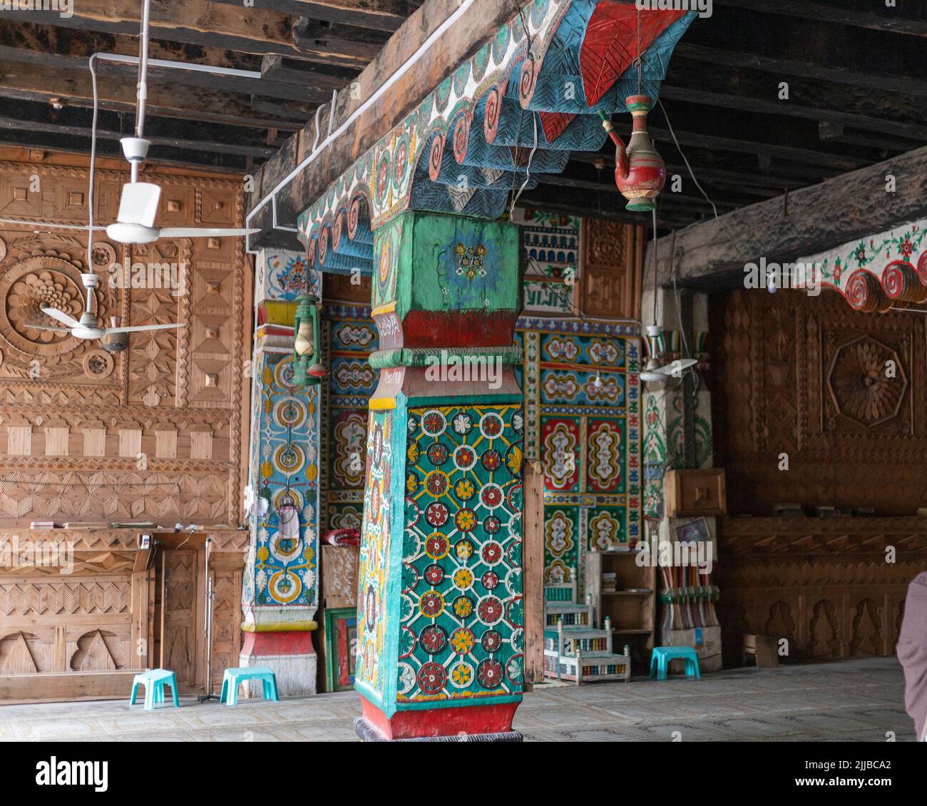 THAL, HAUT DIR, PAKISTAN - 10 JUIN 2022 : la Jamia Masjid vue intérieure d'une mosquée vieille de plusieurs siècles dans le bazar de Thal magnifiquement décoré Banque D'Images
