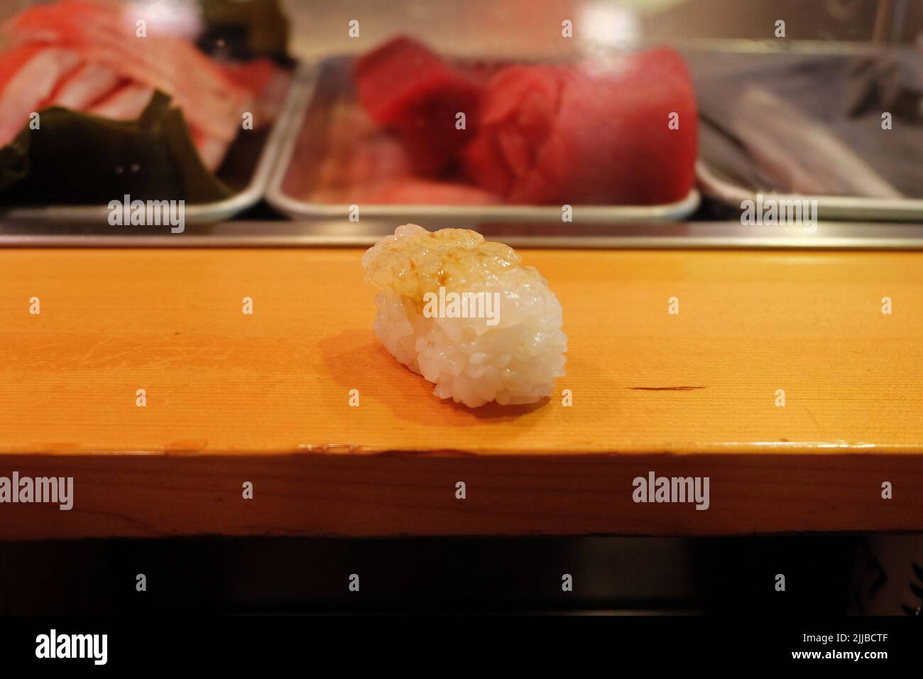Gros plan Shiro EBI (crevettes blanches pour bébés) Sushi sur une table en bois Banque D'Images