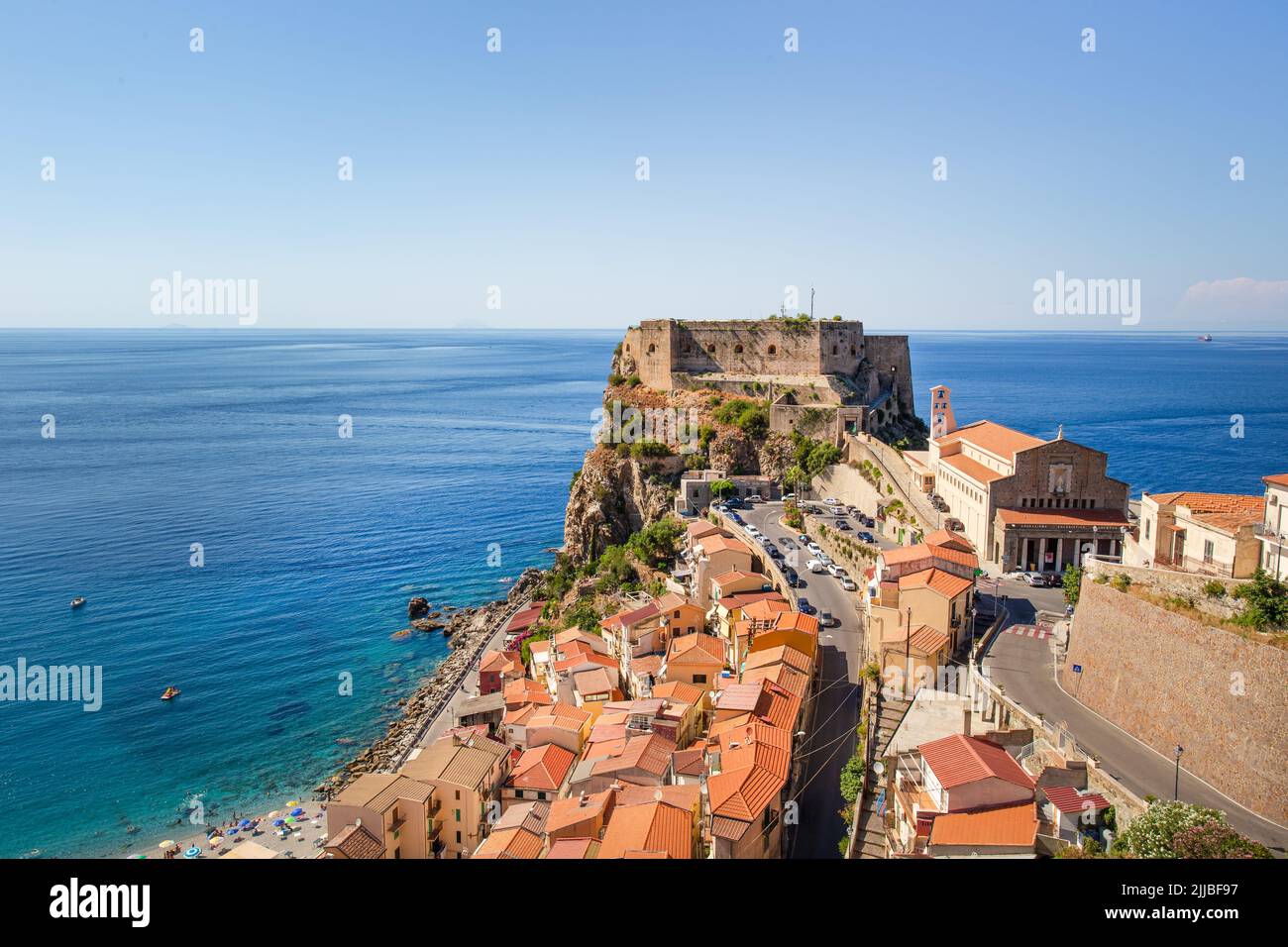Ruffo di Scilla avec la route en épingle à cheveux paysage urbain, Calabre, Italie Banque D'Images