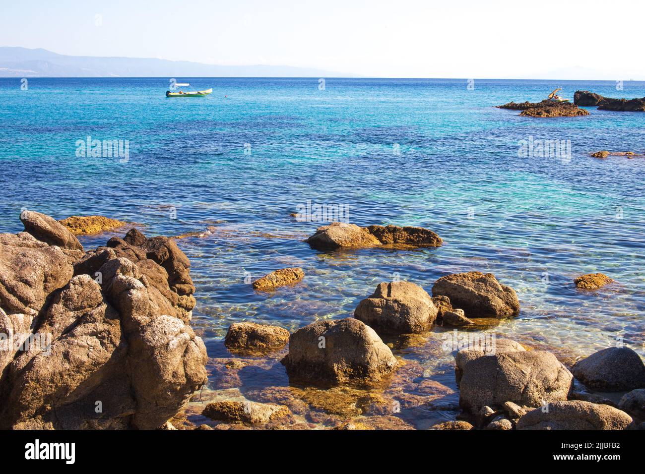 Bord de mer Rocky de Capo Vaticano près de Tropea, Calabre, Italie Banque D'Images