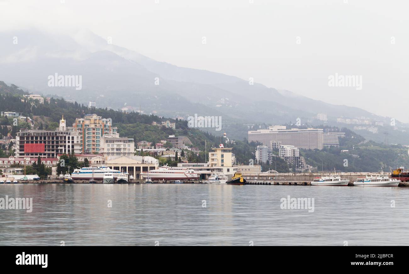 Vue sur le port de Yalta. Côte sud de la péninsule de Crimée entourée par la mer Noire Banque D'Images