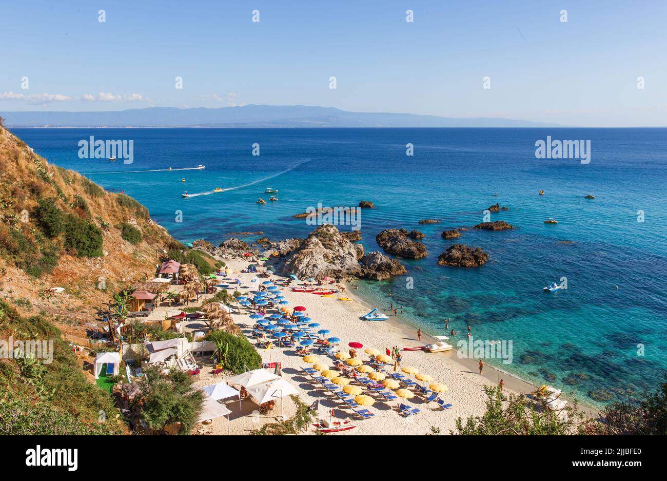 Rocky bord de mer de Capo Vaticano de la colline, Calabre, Italie Banque D'Images
