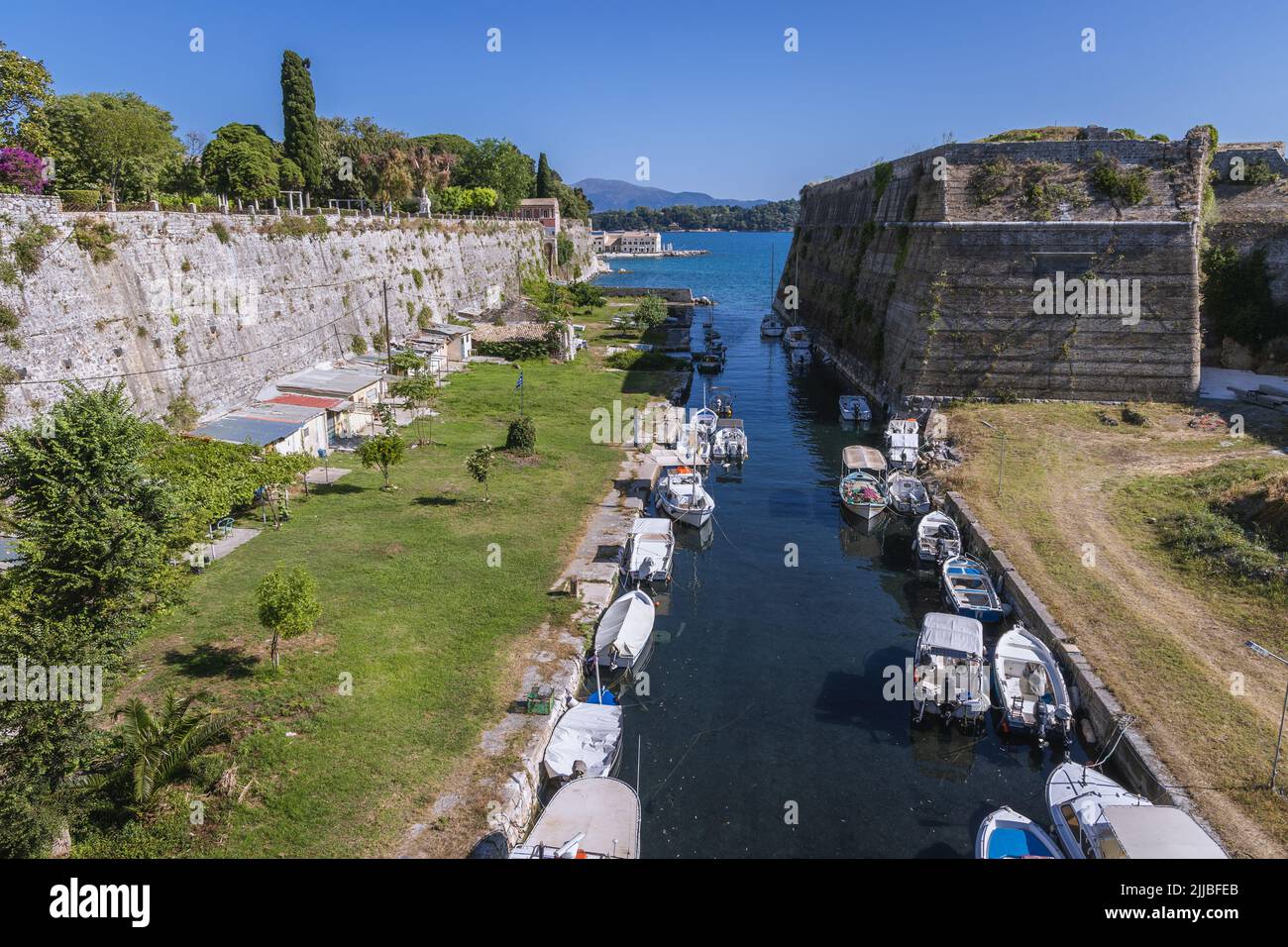Vue sur le fossé appelé Contrafossa dans l'ancienne forteresse vénitienne dans la ville de Corfou sur une île grecque de Corfou Banque D'Images