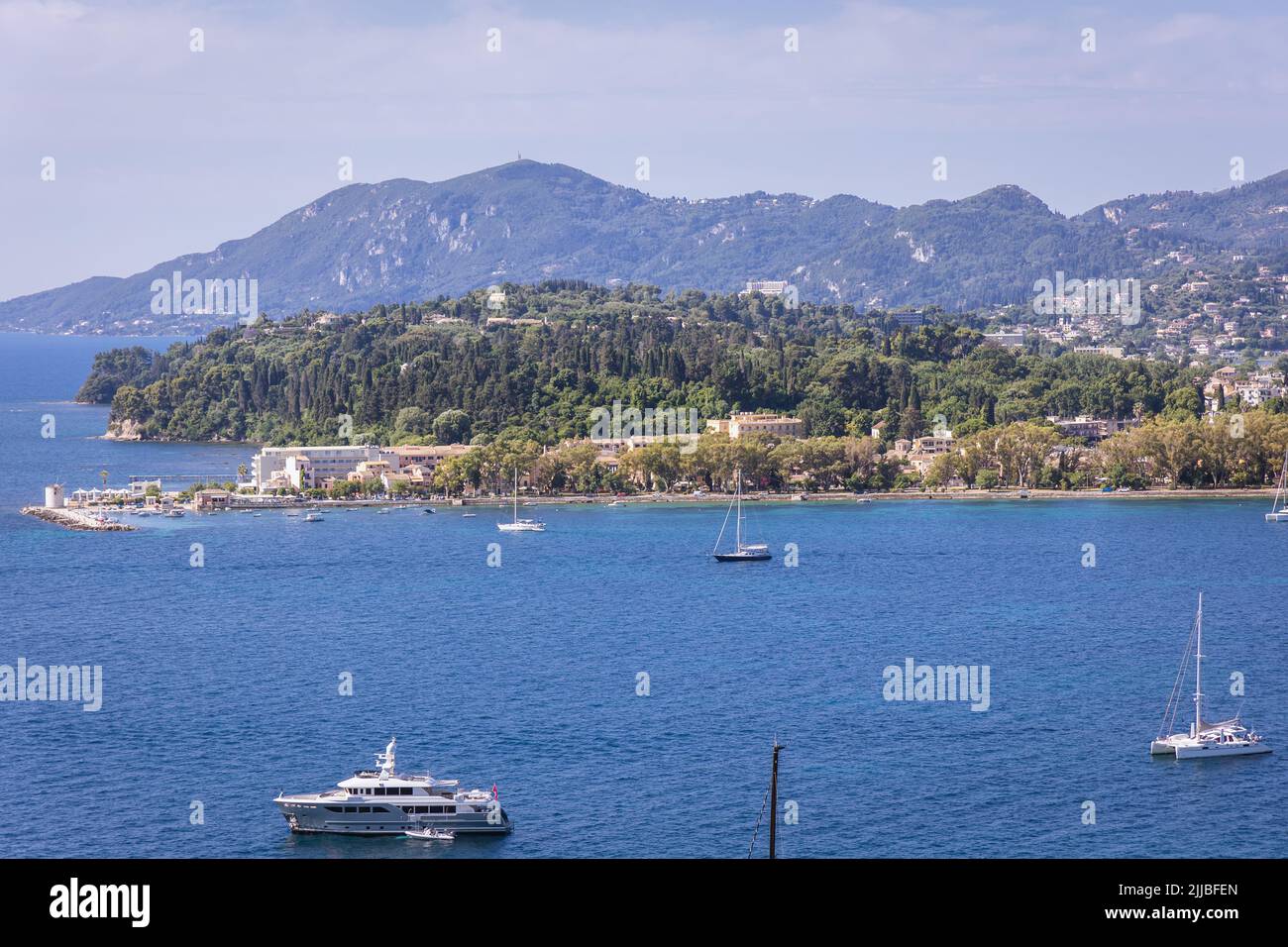 Vue aérienne sur la baie de Garitsa depuis l'ancienne forteresse vénitienne de la ville de Corfou, sur une île grecque de Corfou Banque D'Images