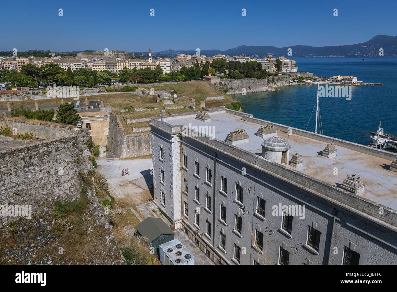 Vue aérienne de l'ancienne forteresse vénitienne de Corfou sur une île grecque de Corfou, avec l'université Ionienne - bâtiment du département de musique Banque D'Images