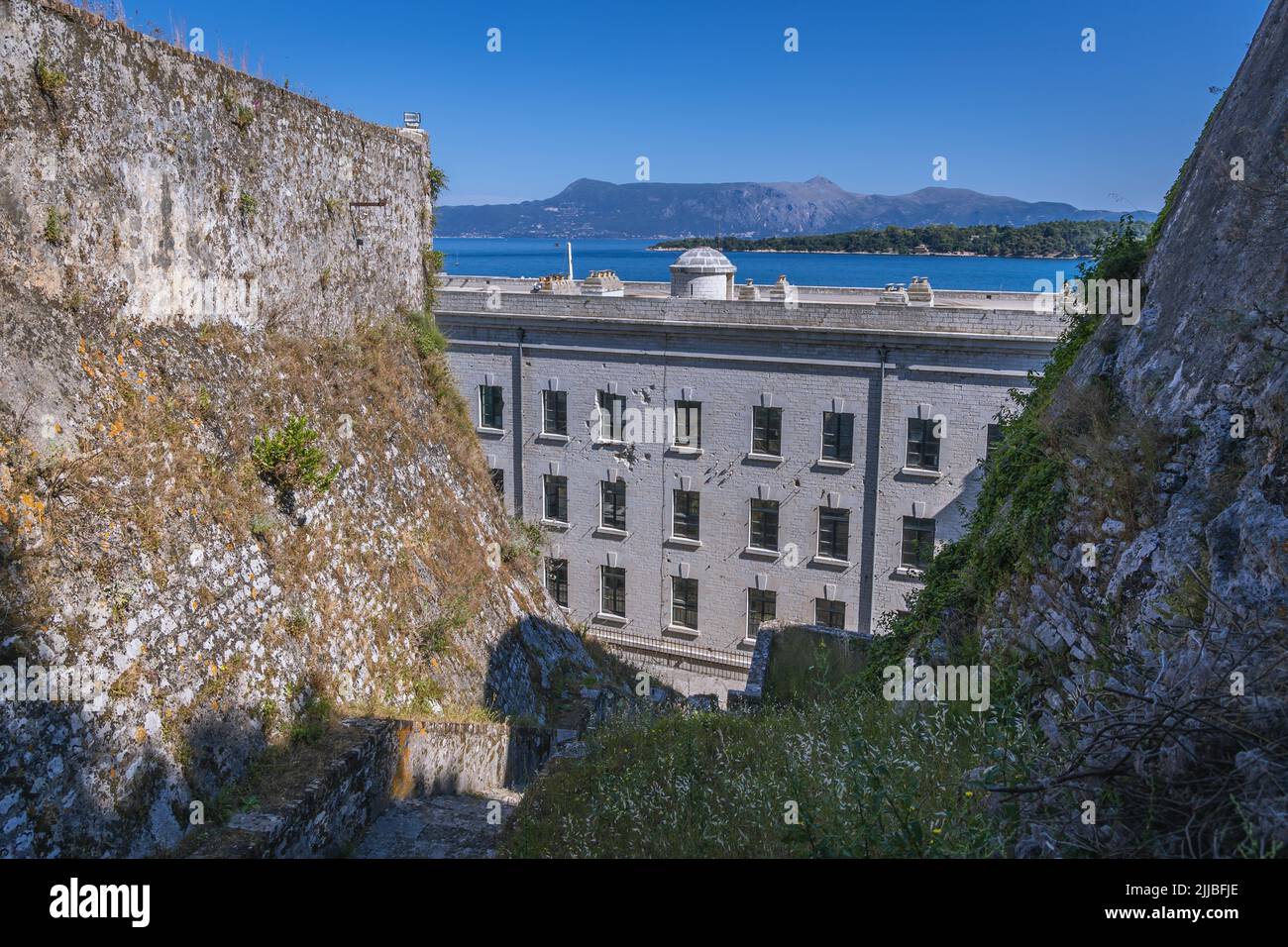 Vue aérienne de l'ancienne forteresse vénitienne de Corfou sur une île grecque de Corfou, avec l'université Ionienne - bâtiment du département de musique Banque D'Images