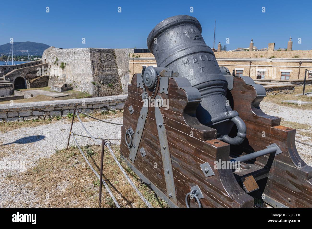 Mortier historique dans l'ancienne forteresse vénitienne de la ville de Corfou sur une île grecque de Corfou Banque D'Images