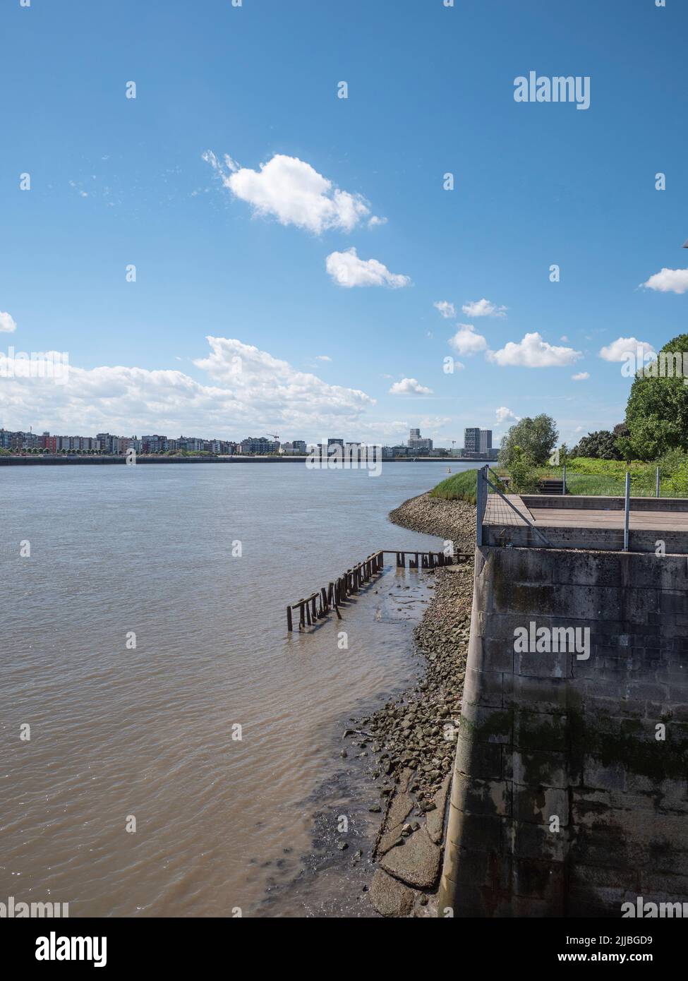 La rivière Escaut sur le mur du quai avec vue sur la rive droite d'Anvers Banque D'Images