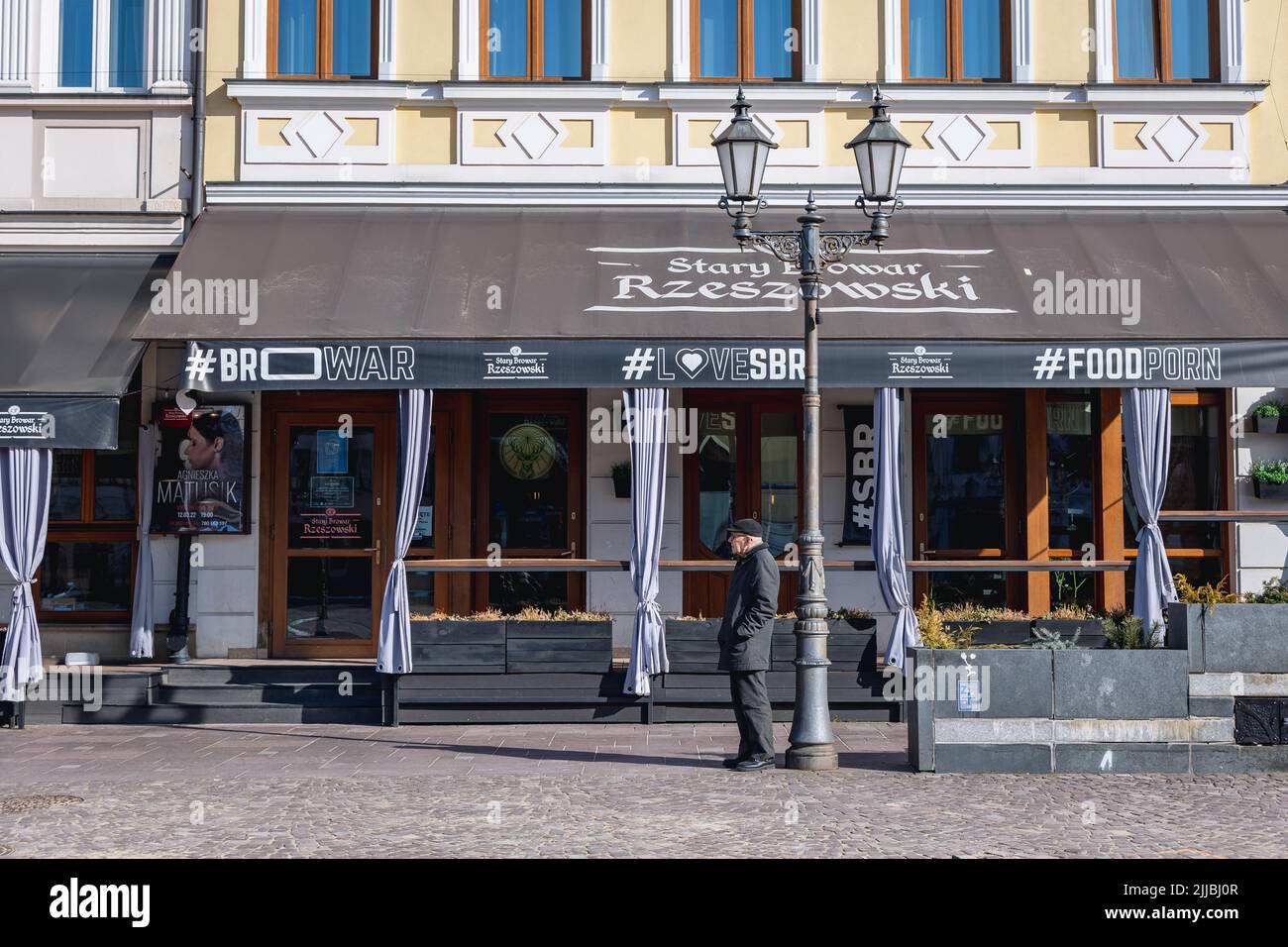 Le restaurant Stary Browar Rzeszowski se trouve sur la place du marché de la vieille ville de Rzeszow, la plus grande ville du sud-est de la Pologne, capitale de la Voïvodeship sous-carpathe Banque D'Images