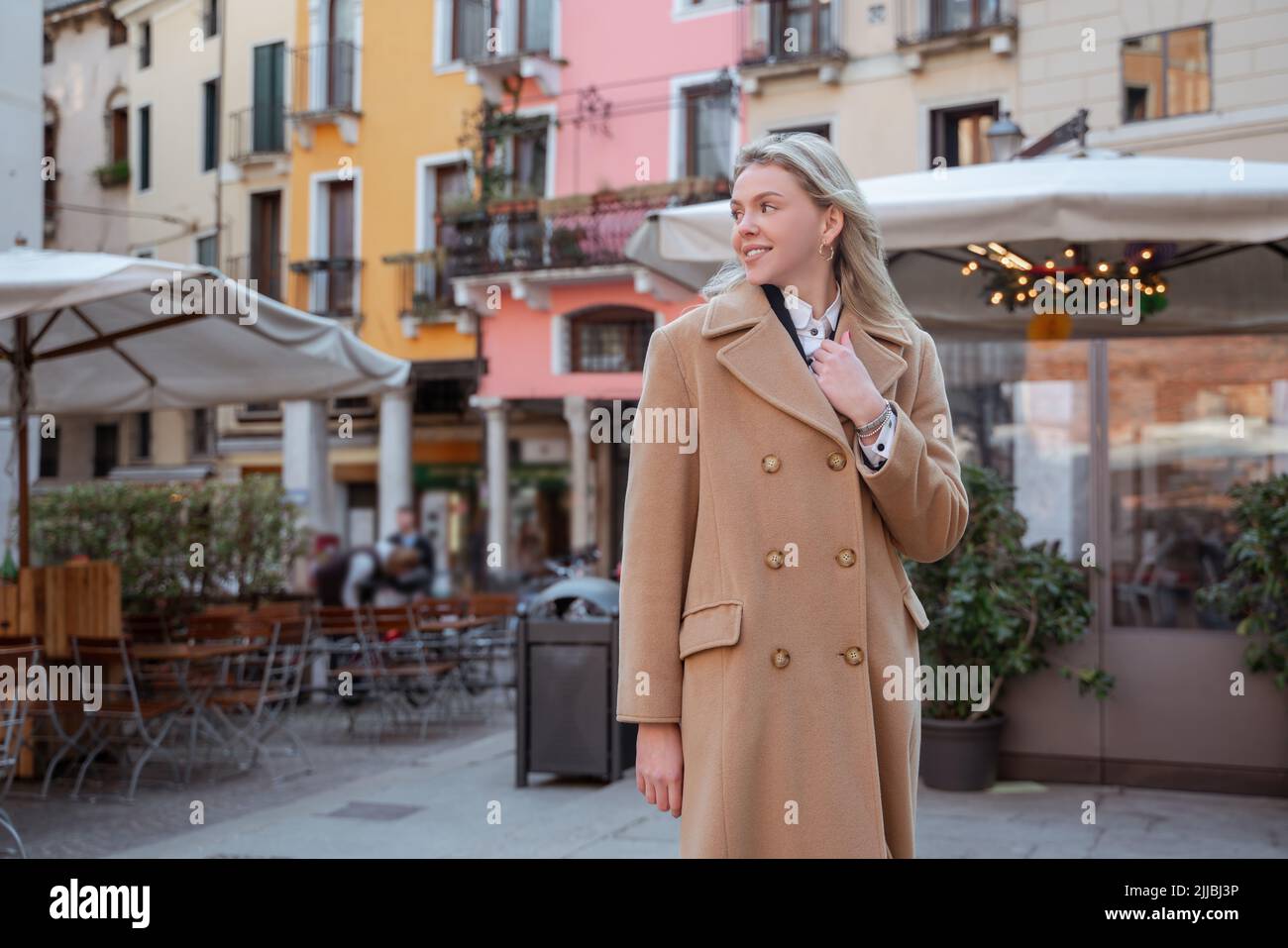 Une femme qui regarde les touristes au loin pendant la promenade de la ville Banque D'Images